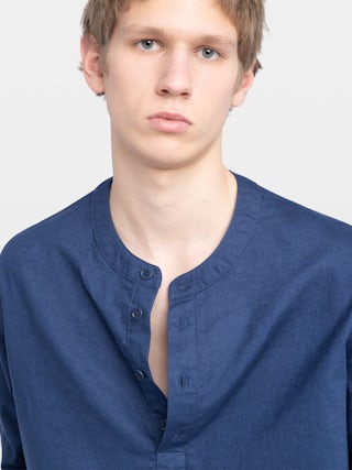 Camisa Sora - Camisa ligera con cuello Henley, cierre abotonado, mangas sutilmente abullonadas, bordado de alas distintivo.