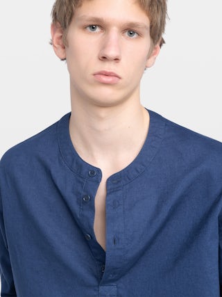 Camisa Sora - Camisa ligera con cuello Henley, cierre abotonado, mangas sutilmente abullonadas, bordado de alas distintivo.