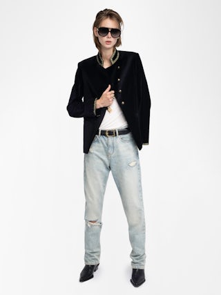 Verysa Velvet Blazer - Structured straight blazer in embroidered velvet, with stand-up collar and embroidered wing details, with button closure.