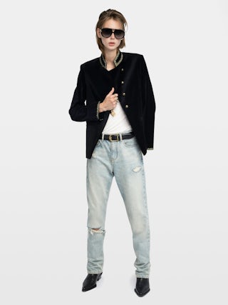 Blazer Verysa Velours - Blazer droit structuré en velours brodé, col montant et pate broderie ailes, avec fermeture boutonnée.