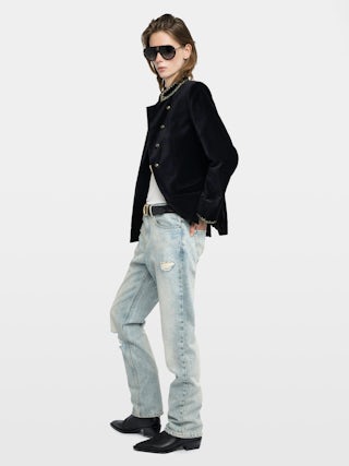 Blazer Verysa Velours - Blazer droit structuré en velours brodé, col montant et pate broderie ailes, avec fermeture boutonnée.