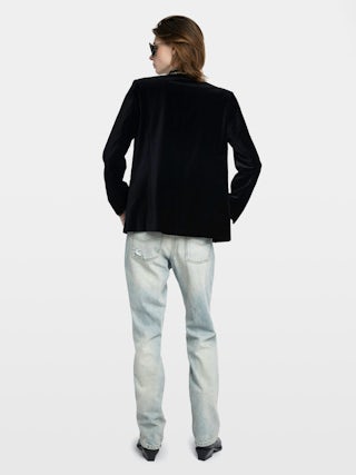 Blazer Verysa Velours - Blazer droit structuré en velours brodé, col montant et pate broderie ailes, avec fermeture boutonnée.