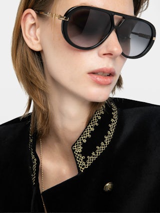 Blazer Verysa Velours - Blazer droit structuré en velours brodé, col montant et pate broderie ailes, avec fermeture boutonnée.