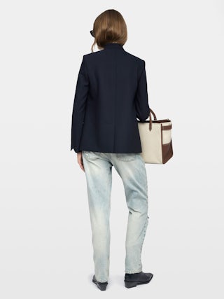 Blazer Verysa - Blazer droit structuré, col montant et pate strass ailes et fermeture boutonnée.