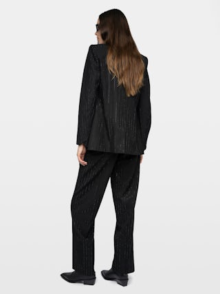 Blazer Valse - Blazer dritto strutturato in tessuto sartoriale strass con chiusura abbottonata.