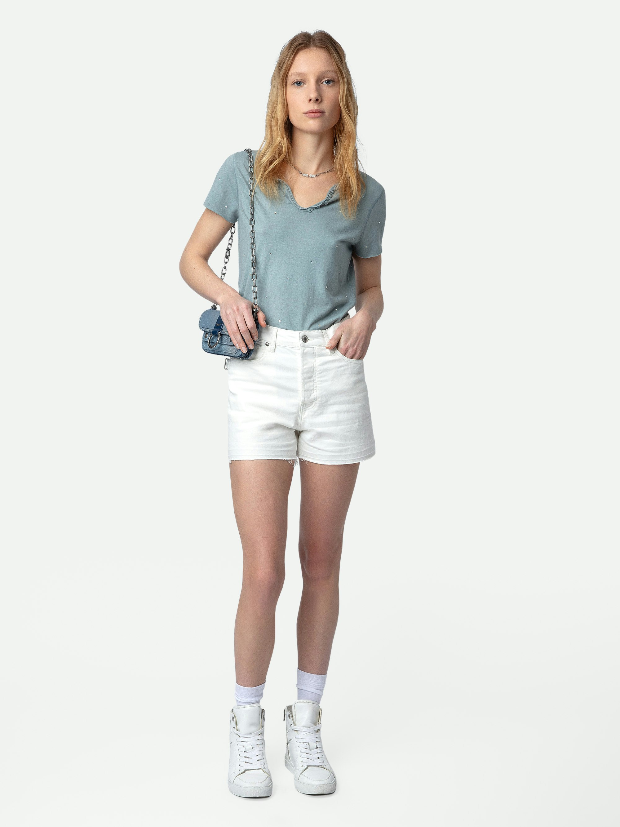 Short Sissi Denim - Short en denim blanc à poches, détails surpiqués et bords bruts.