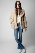 Manteau Laure Soft Curly - Manteau en fausse fourrure beige orné de broderies fleuries et du message "Amour" femme