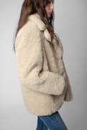 Manteau Laure Soft Curly - Manteau en fausse fourrure beige orné de broderies fleuries et du message "Amour" femme