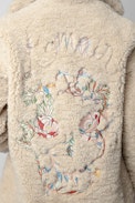 Manteau Laure Soft Curly - Manteau en fausse fourrure beige orné de broderies fleuries et du message "Amour" femme