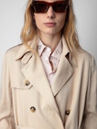 Trench La Parisienne - Cappotto lungo beige con chiusura a bottoni e annodato in vita.