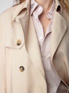 Trench La Parisienne - Cappotto lungo beige con chiusura a bottoni e annodato in vita.