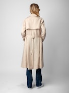 Trench La Parisienne - Cappotto lungo beige con chiusura a bottoni e annodato in vita.