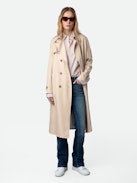 Trench La Parisienne - Cappotto lungo beige con chiusura a bottoni e annodato in vita.