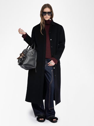 Micro Wool Coat - Long straight coat in wool blend, long sleeves, buttoned closure and applied pockets at the front.