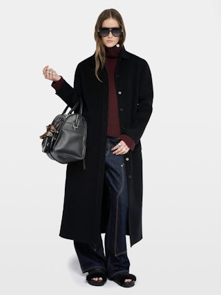 Micro Coat - Long straight coat in wool blend, long sleeves, buttoned closure and applied pockets at the front.