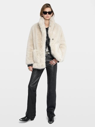 Fleur Coat - Mid-length coat in faux fur, applied pockets at the front, long sleeves and buttoned closure.