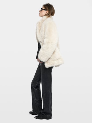 Fleur Coat - Mid-length coat in faux fur, applied pockets at the front, long sleeves and buttoned closure.