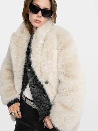 Fleur Coat - Mid-length coat in faux fur, applied pockets at the front, long sleeves and buttoned closure.