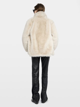 Fleur Coat - Mid-length coat in faux fur, applied pockets at the front, long sleeves and buttoned closure.