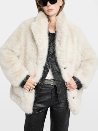 Fleur Coat - Mid-length coat in faux fur, applied pockets at the front, long sleeves and buttoned closure.