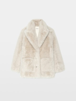 Fleur Coat - Mid-length coat in faux fur, applied pockets at the front, long sleeves and buttoned closure.