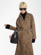 Mentle Coat - Cotton canvas coat with leopard print, long sleeves, button closure and front pockets.