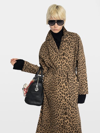 Manteau Mentle - Manteau en coton canvas imprimé léopard, manches longues, fermeture boutonnée et poches à l'avant.