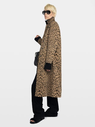 Manteau Mentle - Manteau en coton canvas imprimé léopard, manches longues, fermeture boutonnée et poches à l'avant.