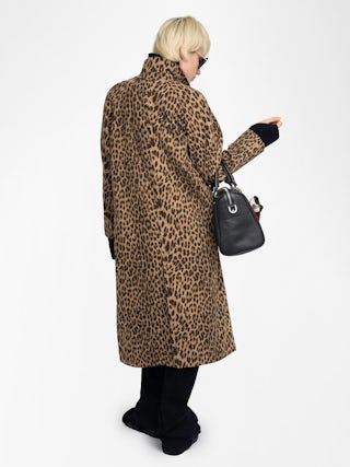 Mentle Coat - Cotton canvas coat with leopard print, long sleeves, button closure and front pockets.
