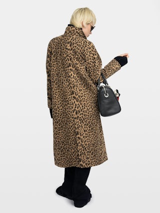 Manteau Mentle - Manteau en coton canvas imprimé léopard, manches longues, fermeture boutonnée et poches à l'avant.