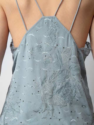 Caraco Capela Soie Jacquard - Caraco esprit lingerie en soie bleue claire à jacquard ailes, strass, dentelle et liens à nouer.