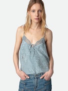 Trägertop Capela Strass Seide Jacquard - Trägertop im Lingerie-Stil aus Seide in Hellblau mit Jacquard-Flügeln, Strass, Spitze und Bindebändern.
