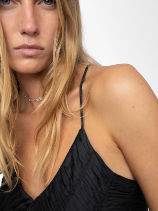 Caraco Cayonne Satin - Caraco esprit lingerie en satin japonais avec détails plissés et bretelles croisées ajustables.