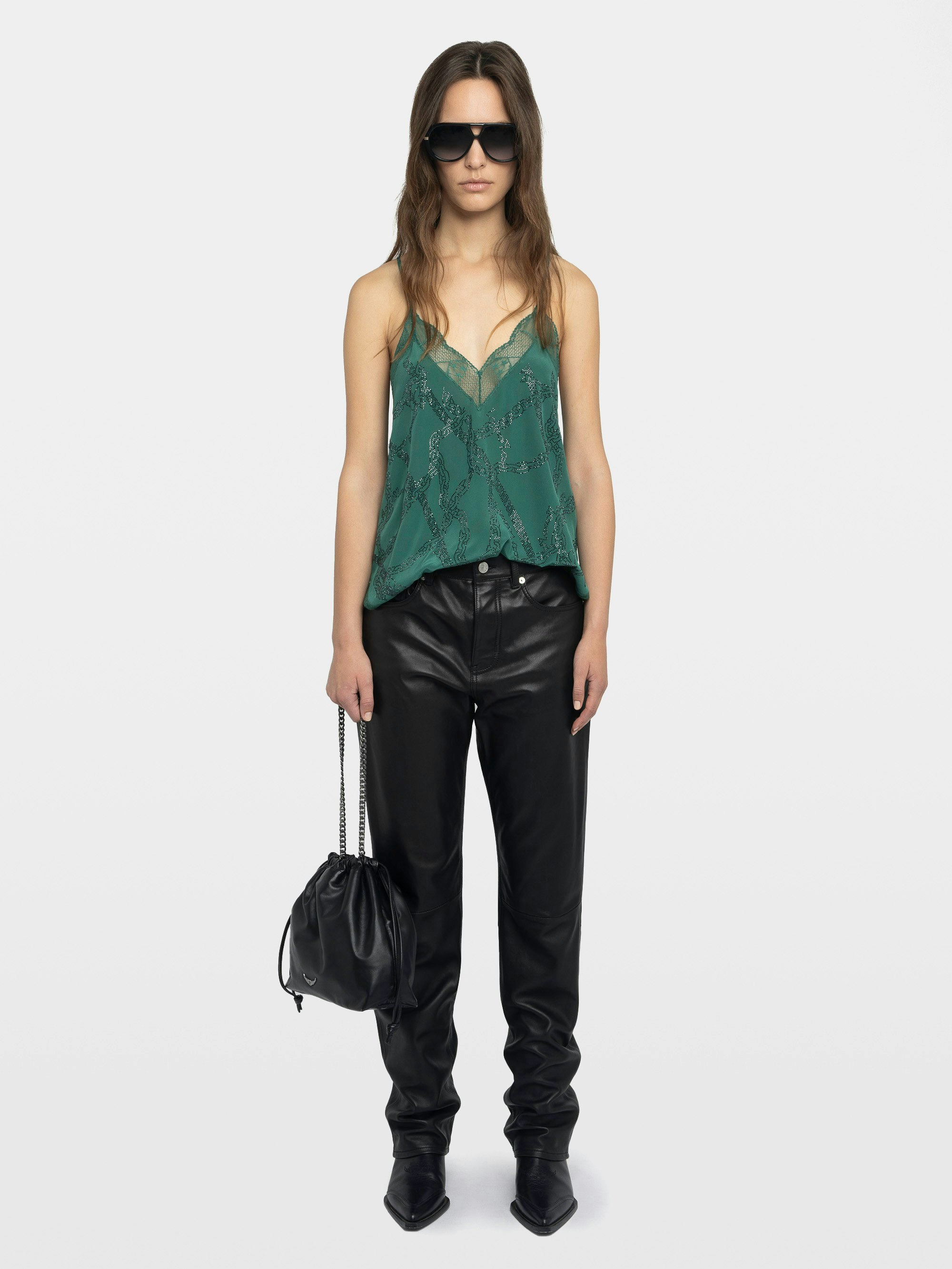 Caraco Christy 100% Seide - Caraco aus Seiden-Crêpe de Chine, verstellbare Träger, Strass-Allover, französische Spitze und bestickte Flügel am Rücken.