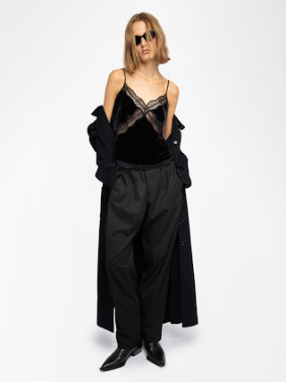 Caraco Cishi Velours - Caraco en velours avec insertion de dentelle française et bretelles ajustables.