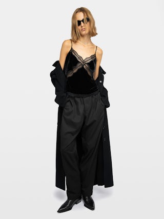 Top Lencero Cishi Terciopelo - Camisola de terciopelo con inserción de encaje francés y tirantes ajustables.