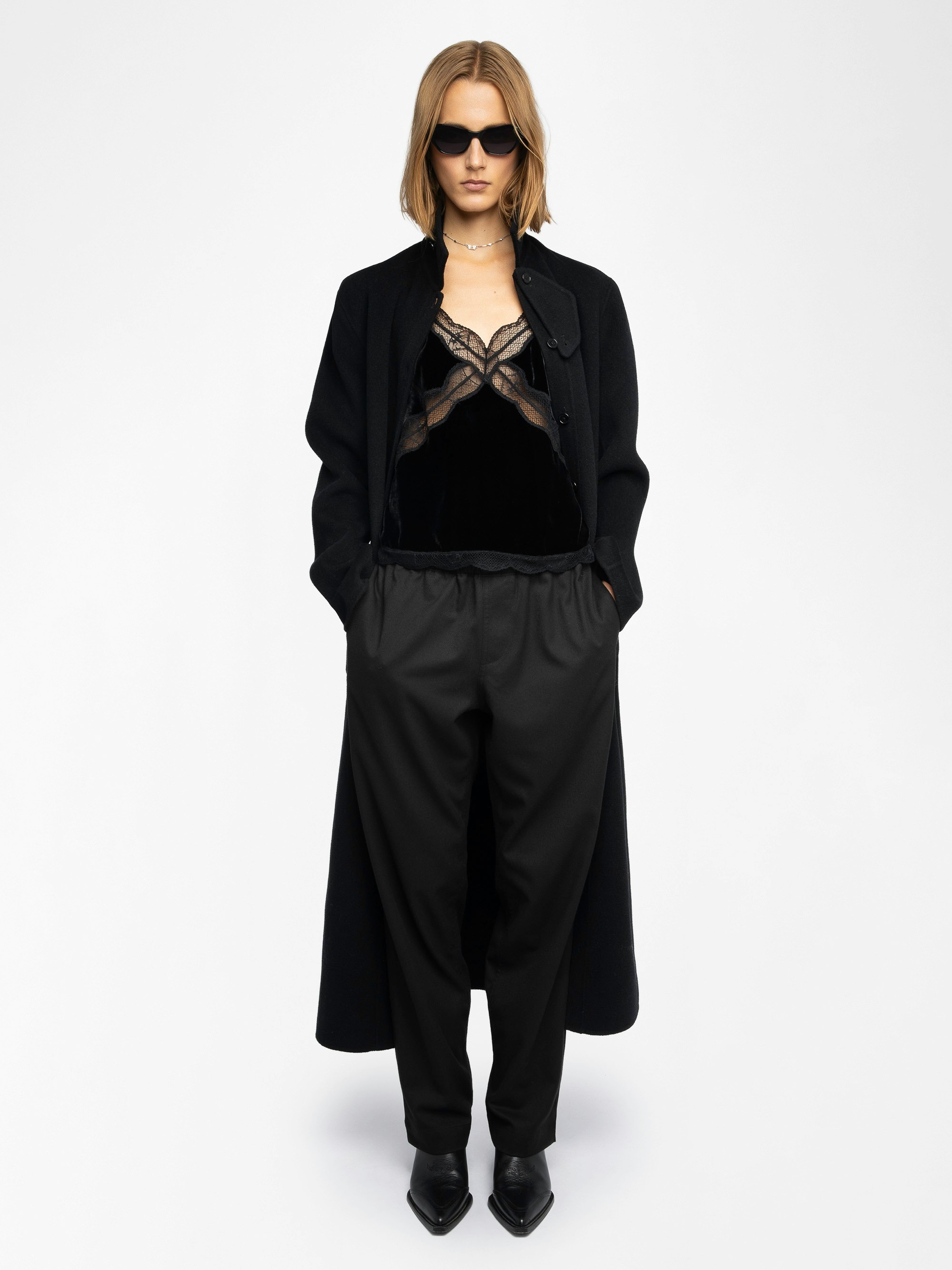 Caraco Cishi Velours - Caraco en velours avec insertion de dentelle française et bretelles ajustables.