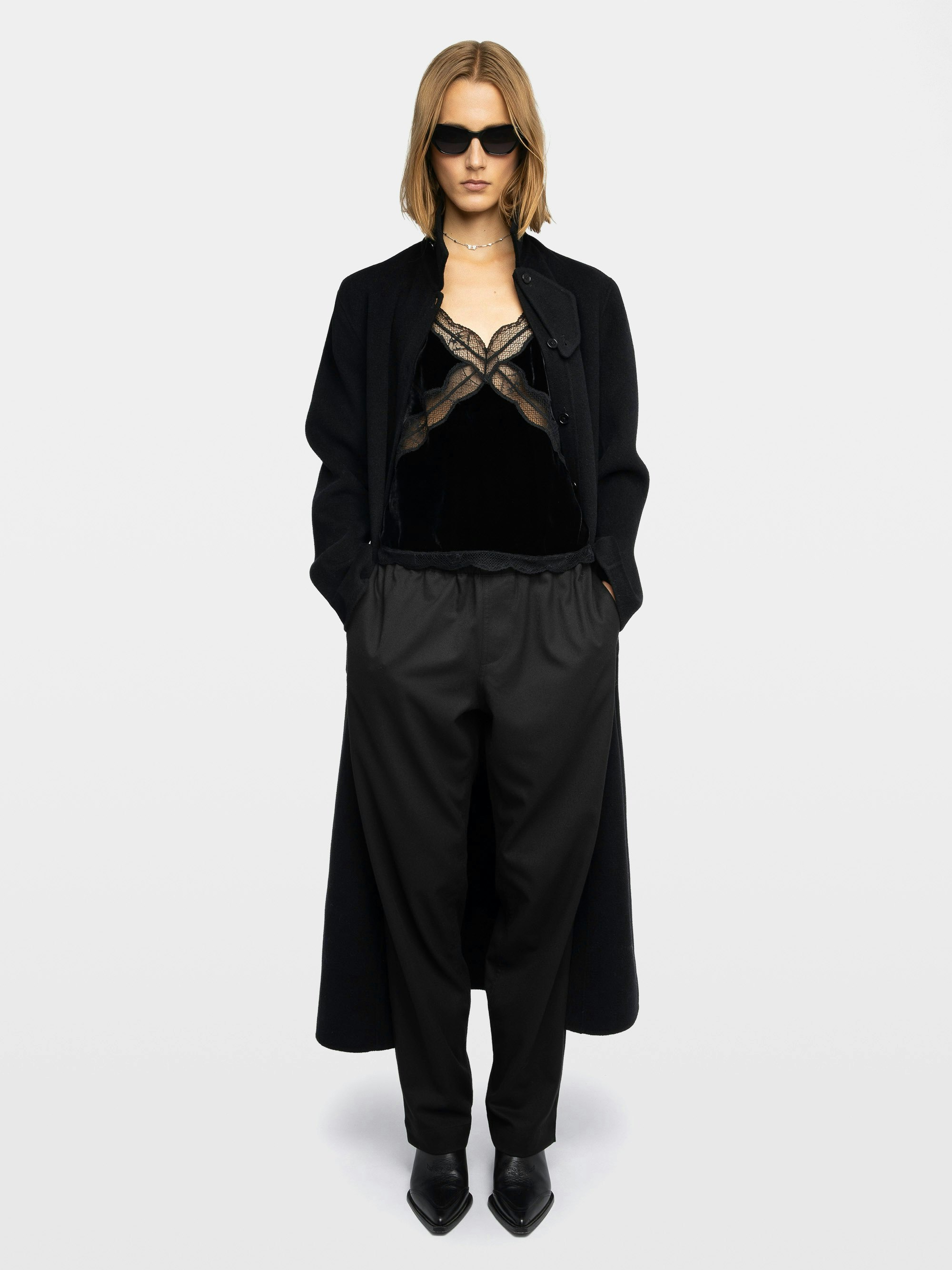 Top Lencero Cishi Terciopelo - Camisola de terciopelo con inserción de encaje francés y tirantes ajustables.