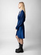 Robe Rozo Satin - Robe mi-longue en satin bleu roi drapée à la taille.