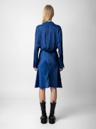 Robe Rozo Satin - Robe mi-longue en satin bleu roi drapée à la taille.