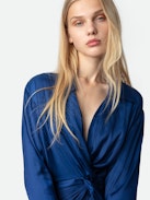 Robe Rozo Satin - Robe mi-longue en satin bleu roi drapée à la taille.