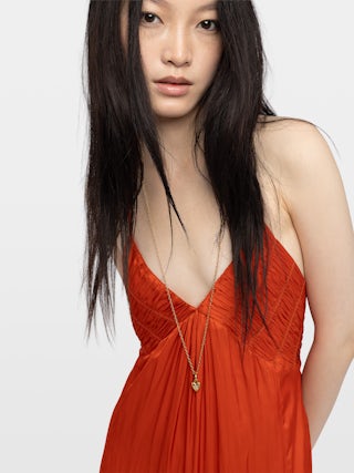 Abito in raso di viscosa - Abito lungo plissé in raso con spacco e spalline incrociate regolabili. Stile lingerie.