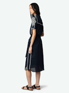 Rigy Dress - Mid-length belted cotton dress, short sleeves, neckline closure with jewel buttons and embroidery.