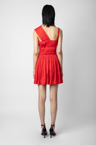Robe Roselie Satin - Robe courte en satin rouge froncée à une bretelle.