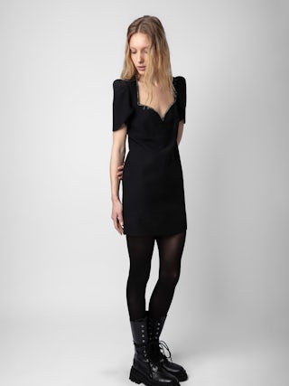 Robe Roxelle - Robe courte en crêpe à décolleté cœur en strass et manches courtes asymétriques.