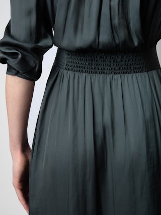 Robe Ritchil Satin - Robe longue en satin noir à manches 3/4, froncée et nouée à la taille.