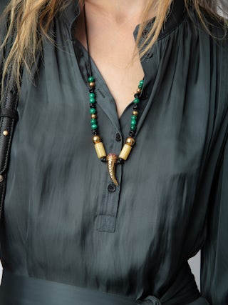 Robe Ritchil Satin - Robe longue en satin noir à manches 3/4, froncée et nouée à la taille.