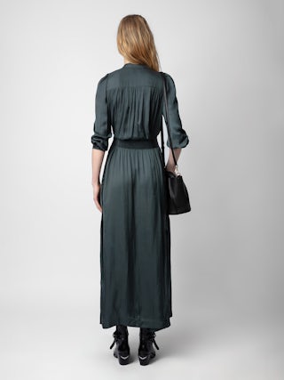 Robe Ritchil Satin - Robe longue en satin noir à manches 3/4, froncée et nouée à la taille.