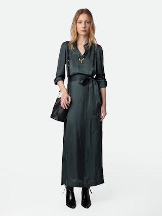 Robe Ritchil Satin - Robe longue en satin noir à manches 3/4, froncée et nouée à la taille.