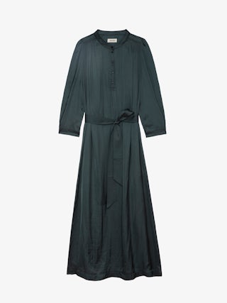 Robe Ritchil Satin - Robe longue en satin noir à manches 3/4, froncée et nouée à la taille.